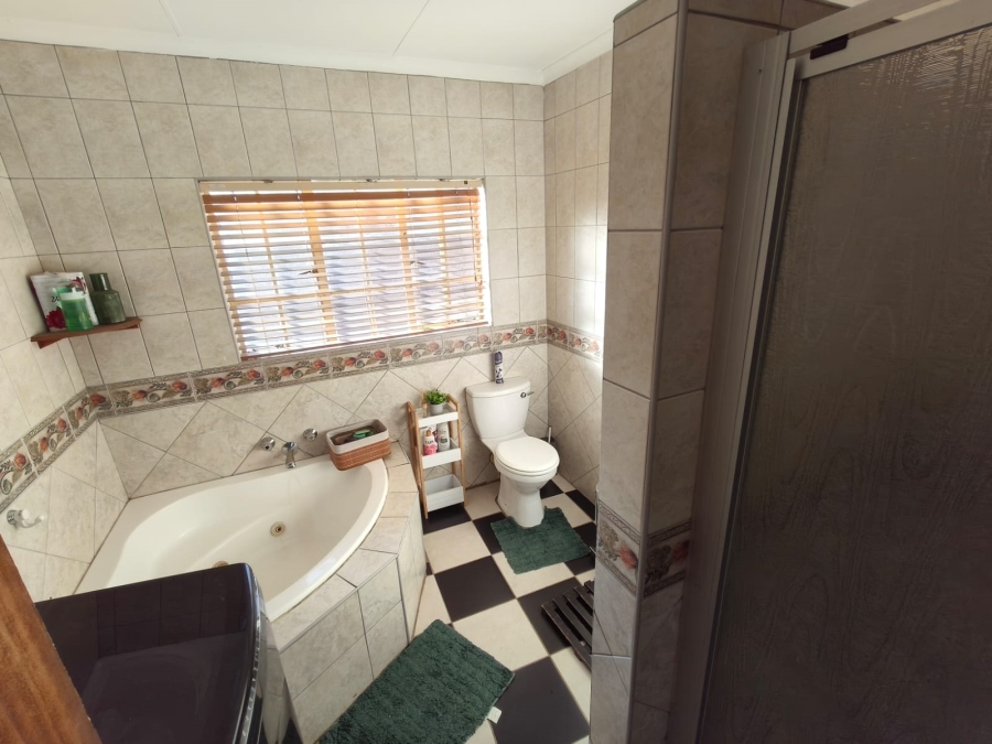 3 Bedroom Property for Sale in Safari Gardens North West